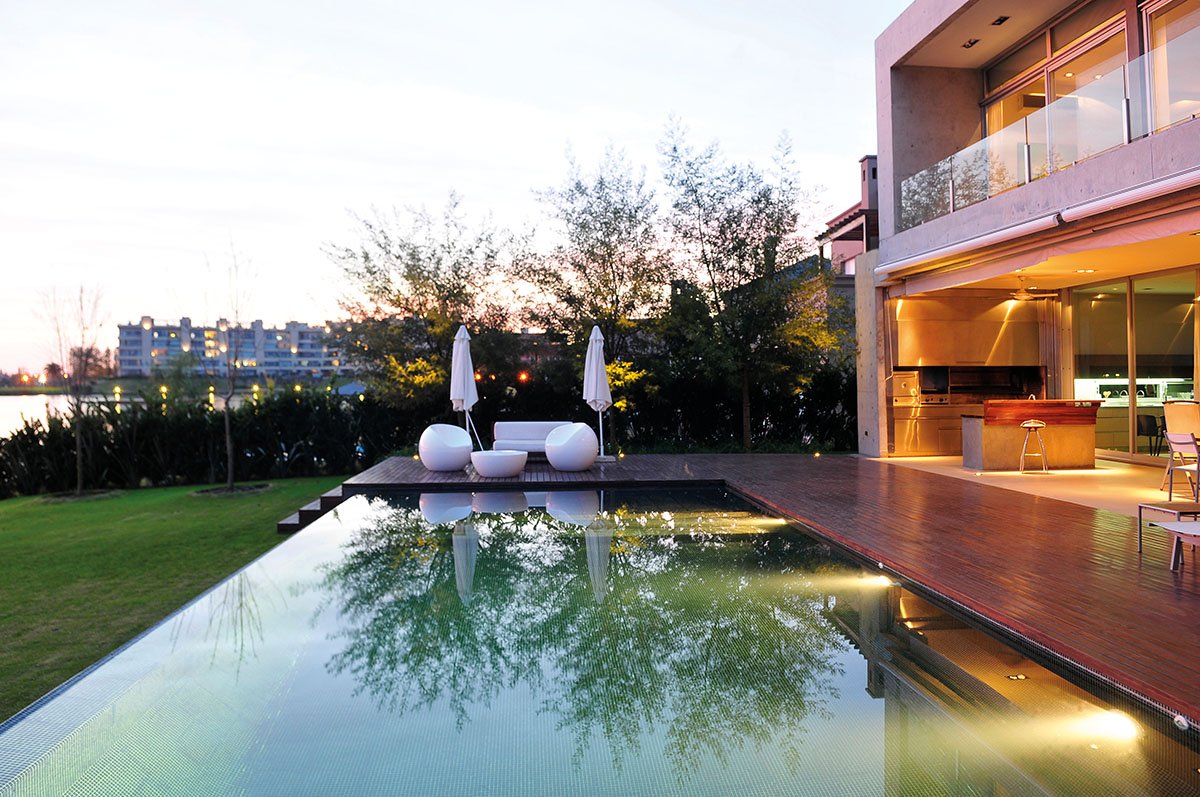 La galer&iacute;a-quincho es el nexo entre un adentro muy abierto y un jard&iacute;n que es pura tentaci&oacute;n (Santiago Cordeyro Arquitectos)